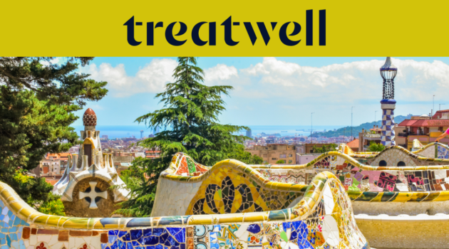 Una vista panoramica di Barcellona dal Park Güell, con le iconiche panchine in mosaico colorato di Gaudí e le guglie fiabesche in primo piano, la città e il mare sullo sfondo. Un banner giallo in alto mostra il logo "treatwell".