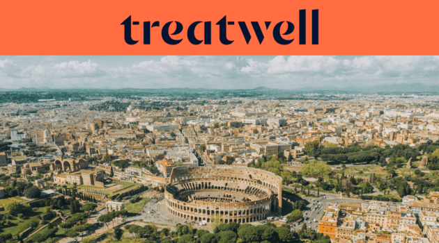 Vista aerea dall'alto di Roma con il Colosseo in primo piano. La città storica si estende fino all'orizzonte sotto un cielo coperto. Un grande banner arancione in alto mostra il logo "treatwell".