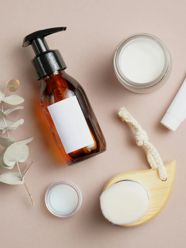 Immagine dei diversi prodotti skincare post-trattamento, tra cui crema solare, siero idratante e crema idratante senza profumo