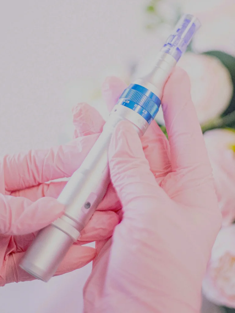 Primo piano di una penna per microneedling professionale