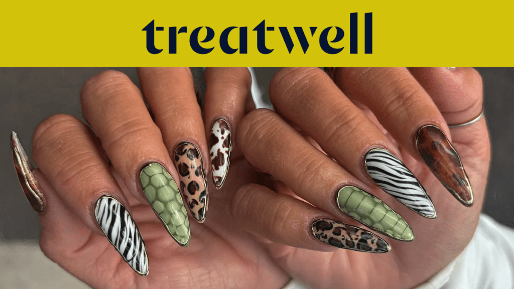 Due mani con lunghe unghie a mandorla decorate con motivi animalier assortiti: righe zebrate, macchie leopardate, pelle di serpente verde ed effetto tartaruga.