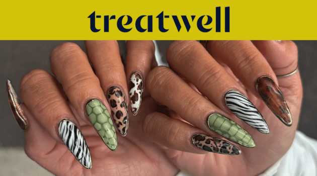 Due mani con lunghe unghie a mandorla decorate con motivi animalier assortiti: righe zebrate, macchie leopardate, pelle di serpente verde ed effetto tartaruga.