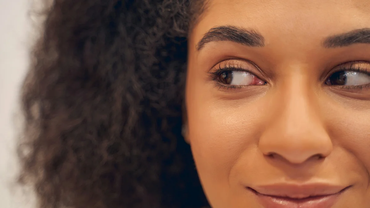 Primo piano degli occhi di una donna sorridente con sopracciglia ordinate e ben definite