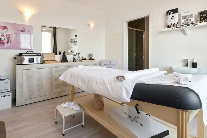 Cabina trattamenti da Beauty Time a Lanusei con lettino da massaggio e prodotti Germaine de Capuccini.