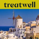 Case imbiancate a calce e mulini a vento tradizionali sopra il blu profondo del Mar Egeo a Oia, Santorini, sotto uno striscione giallo con il logo Treatwell.