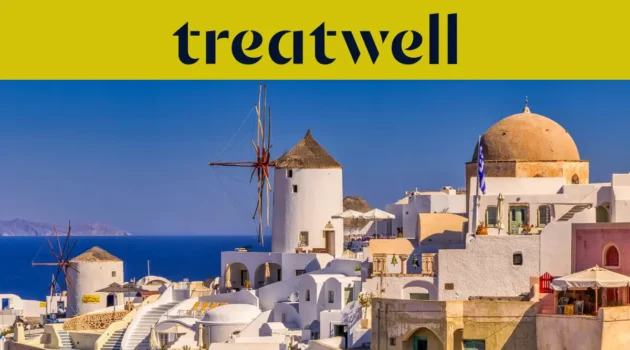 Case imbiancate a calce e mulini a vento tradizionali sopra il blu profondo del Mar Egeo a Oia, Santorini, sotto uno striscione giallo con il logo Treatwell.