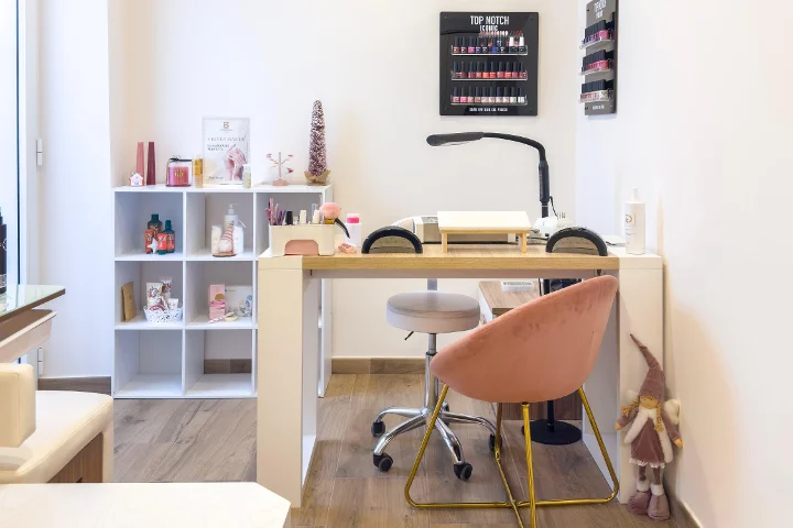 Postazione manicure da Gd Beauty Clinc di Giulia Delogu ad Alghero con poltrona in velluto rosa ed espositore di smalti Top Notch.
