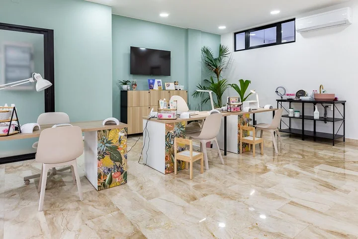 Espositore di make-up e poltrona da estetica allo Studio Estetica 35 a Quartucciu, con un'ampia selezione di palette di ombretti.